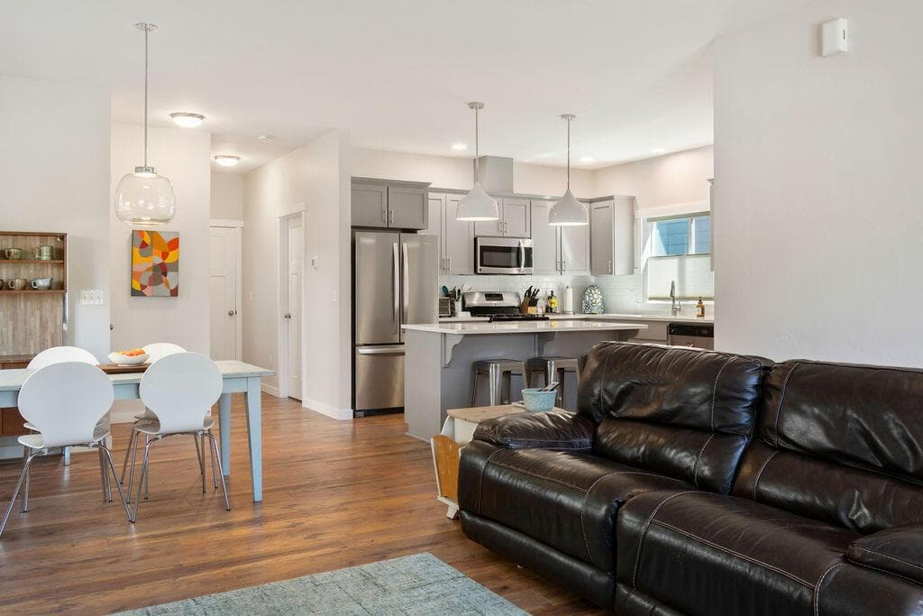 Photo of 516 SE Gleneden Place 8 of 54