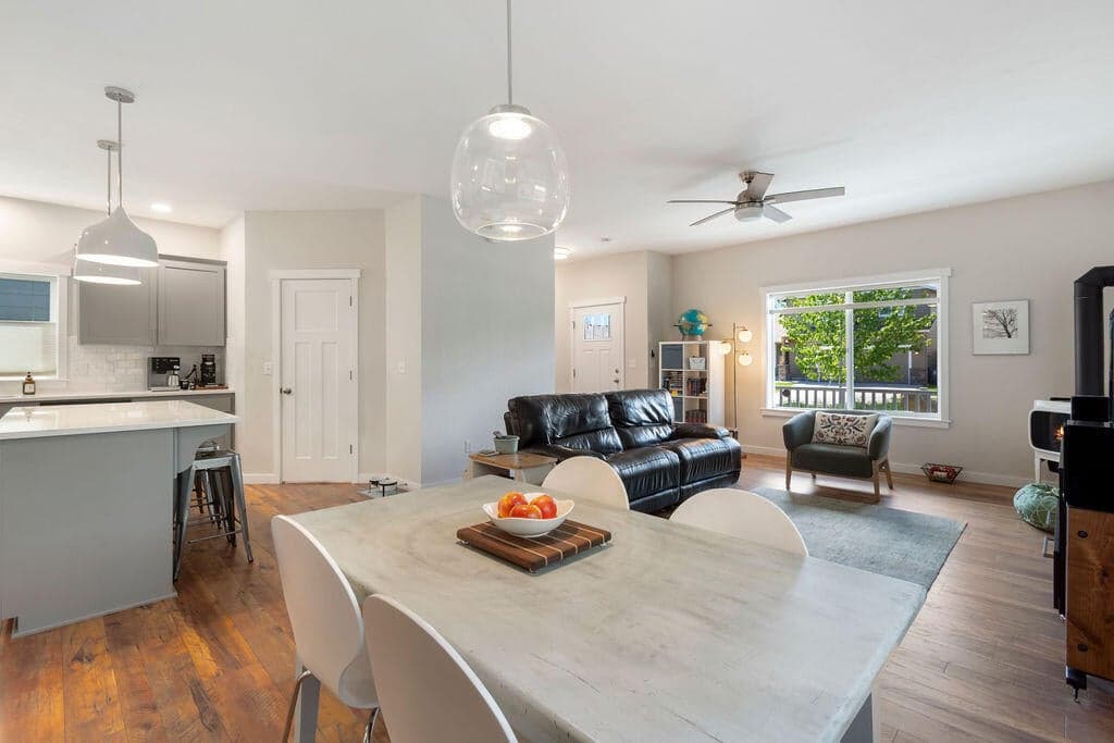Photo of 516 SE Gleneden Place 11 of 54