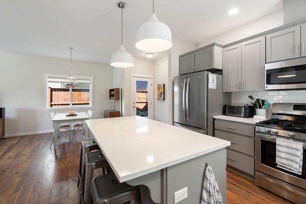Photo of 516 SE Gleneden Place 16 of 54