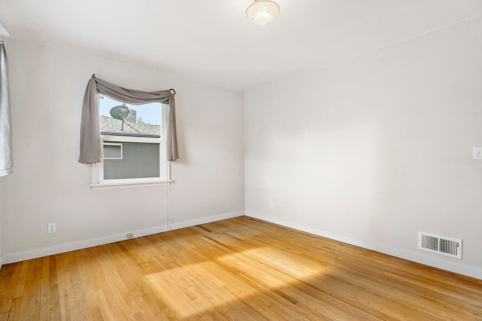 Photo of 946 SW 13th Street 27 of 48