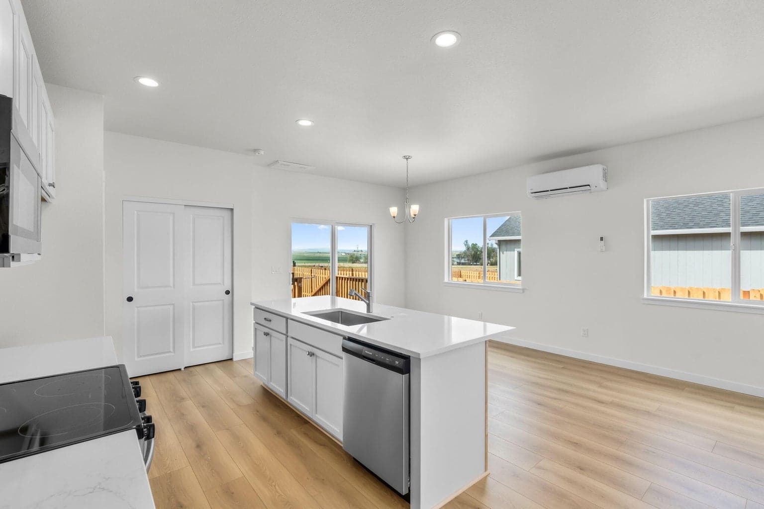 Photo of 512 SW 6th Street 7 of 26