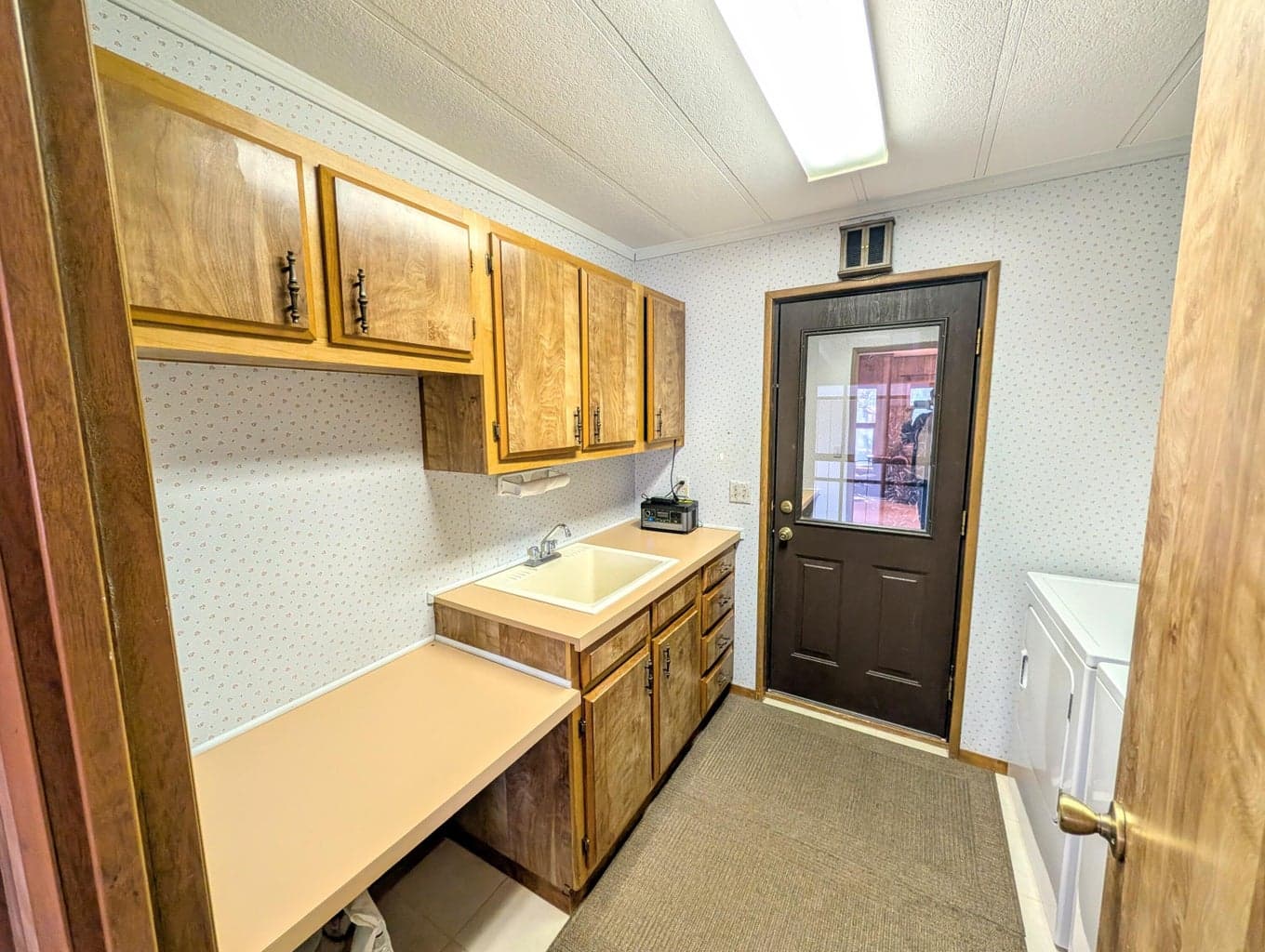 Laundry Room with utility sink