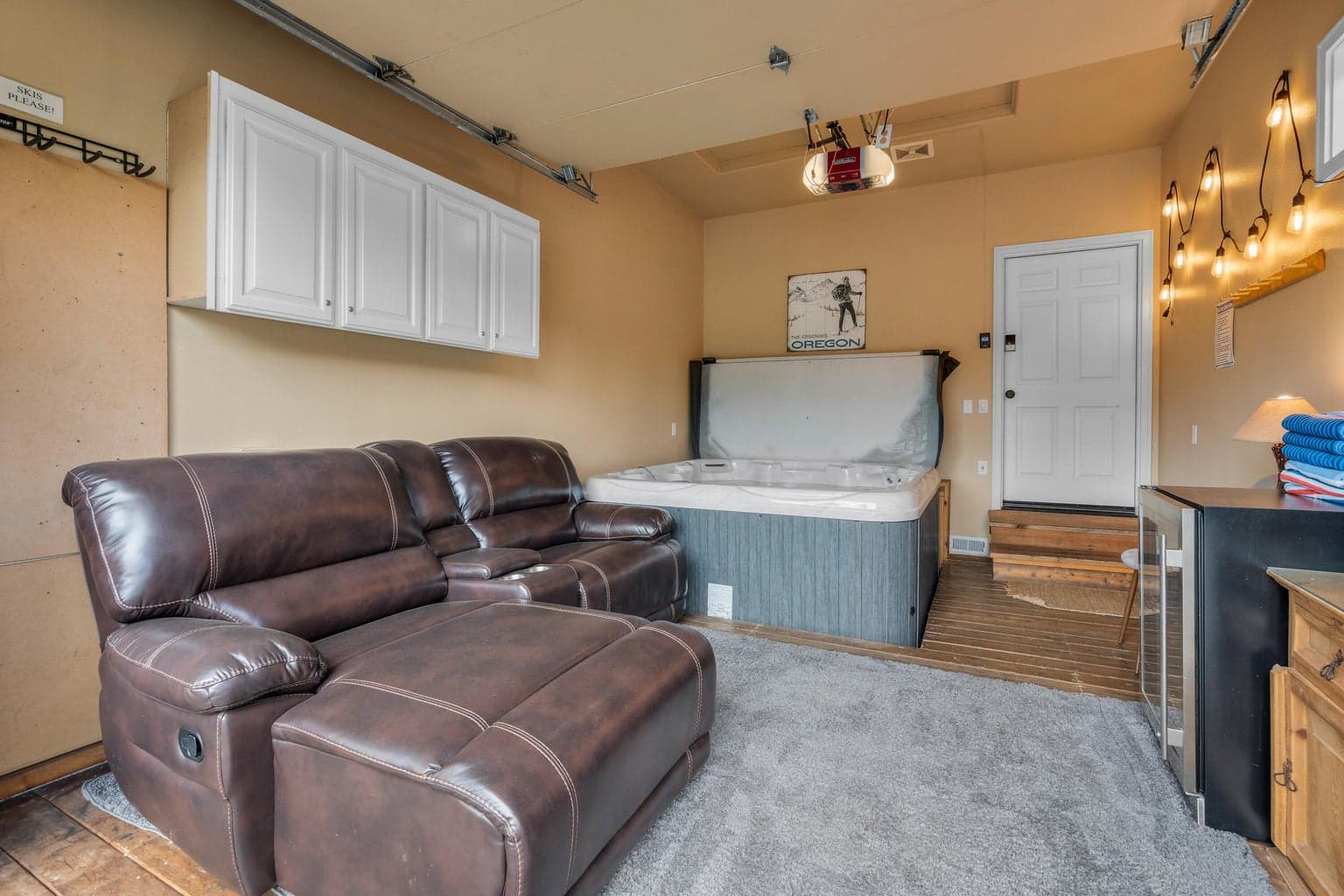 Enjoy movies & games, use the ski rack, beverage fridge, kick back and relax
