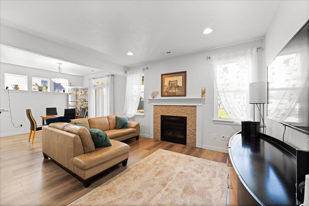 Photo of 3775 Sidney 5 of 42