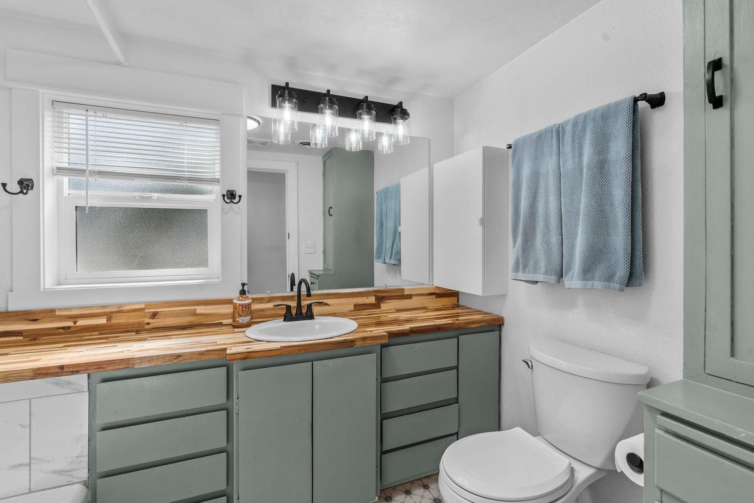 Photo of 565 SE Woodland Boulevard 21 of 43
