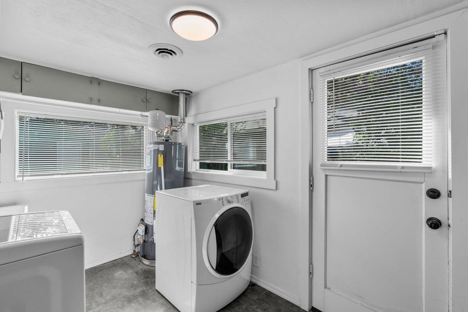 Photo of 565 SE Woodland Boulevard 30 of 43