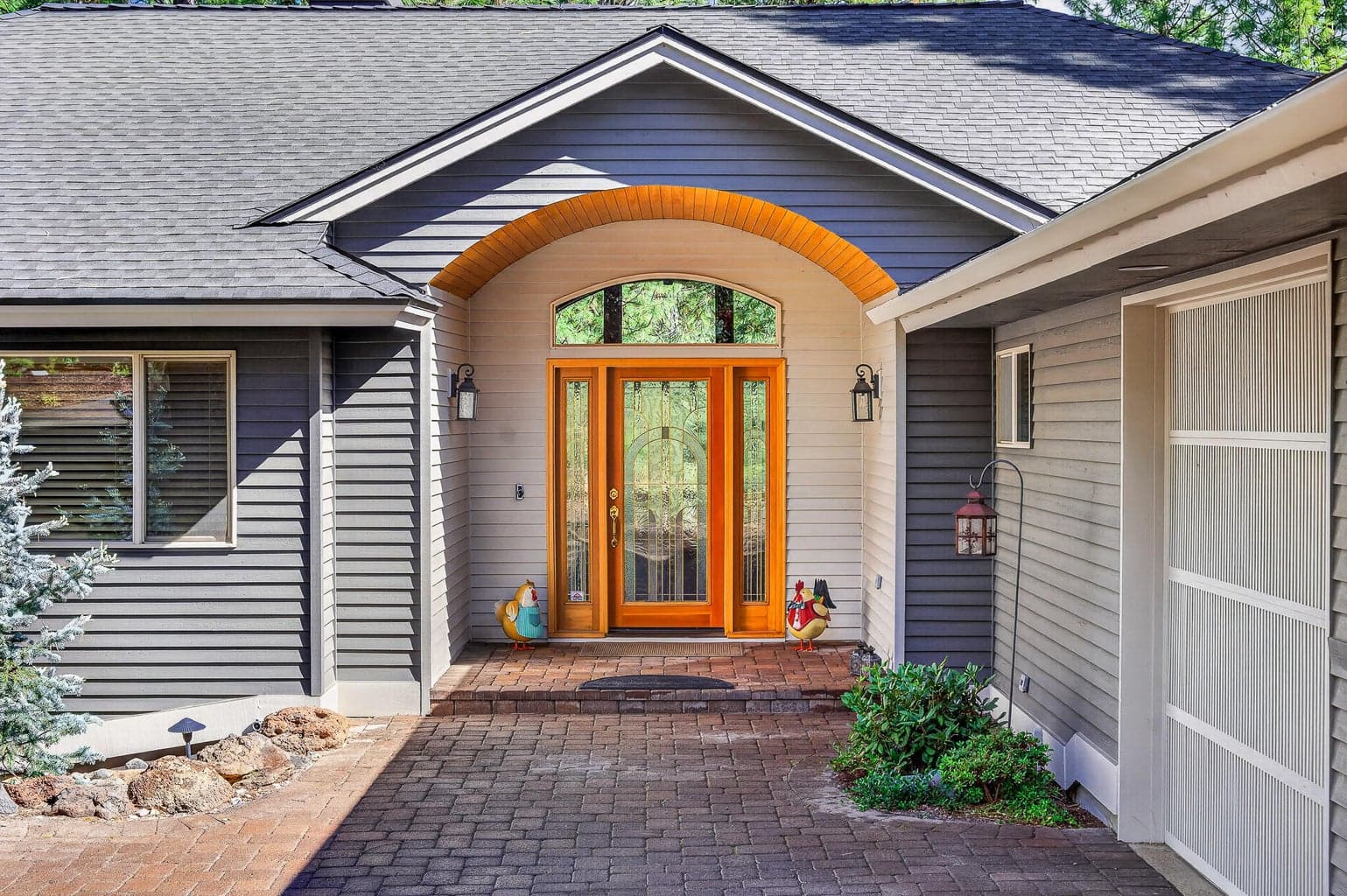 Lovely entrance looking through to golf course