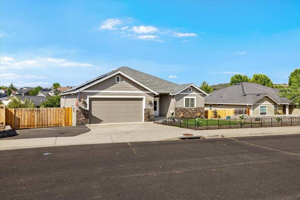 Photo of 1174 Highlands 3 of 30