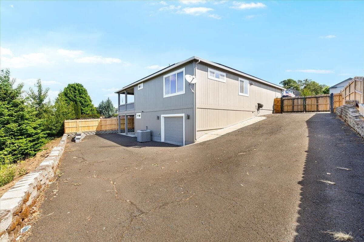 Photo of 1174 Highlands Drive 3 of 29