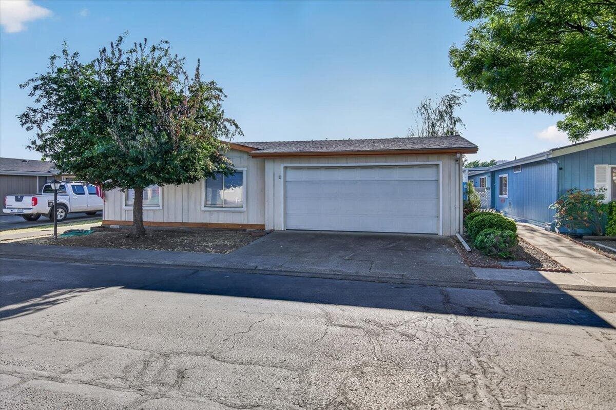 Photo of 555 Freeman 2 of 32