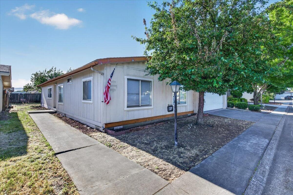 Photo of 555 Freeman 3 of 32