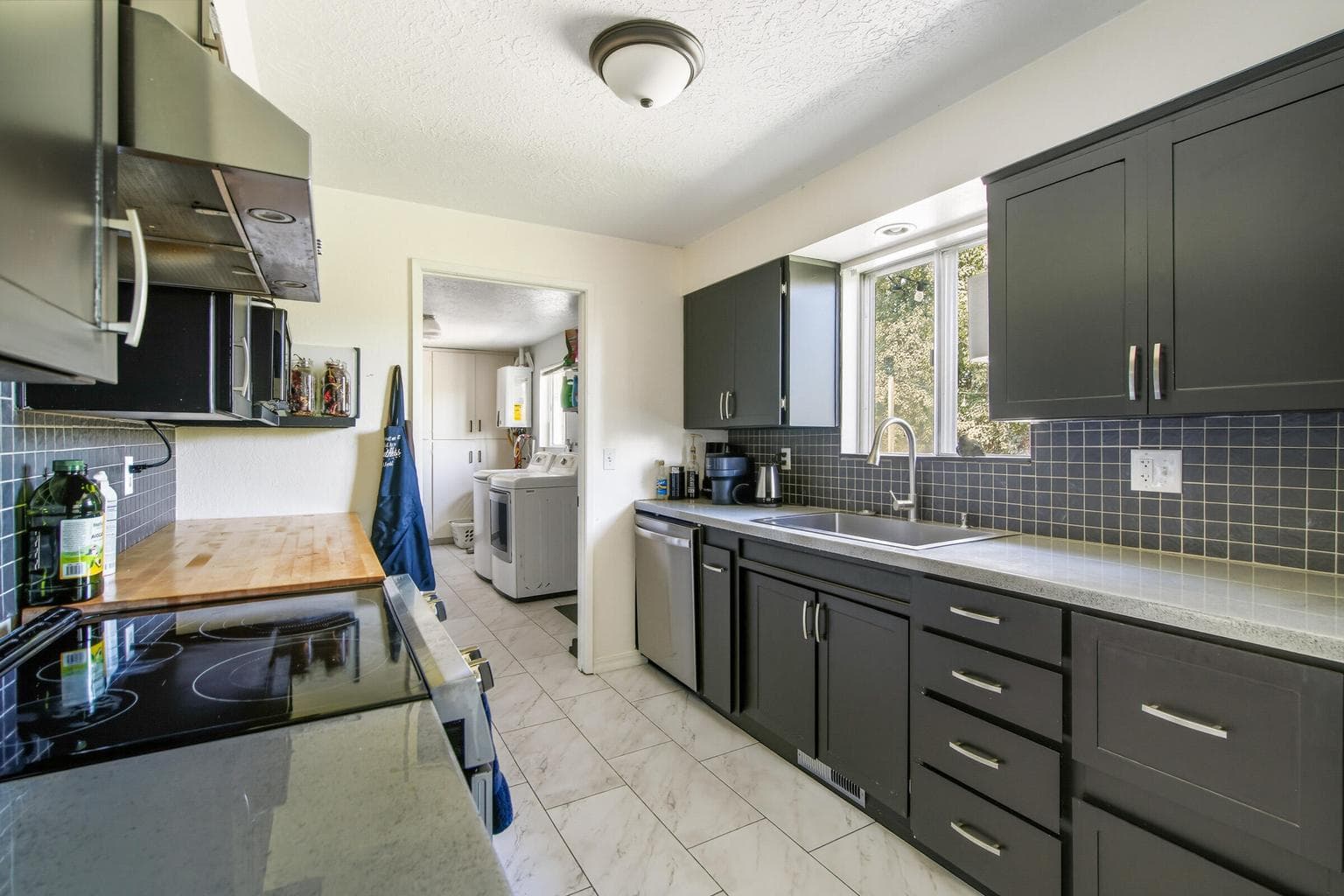 Photo of 664 SW 35th Street 8 of 19