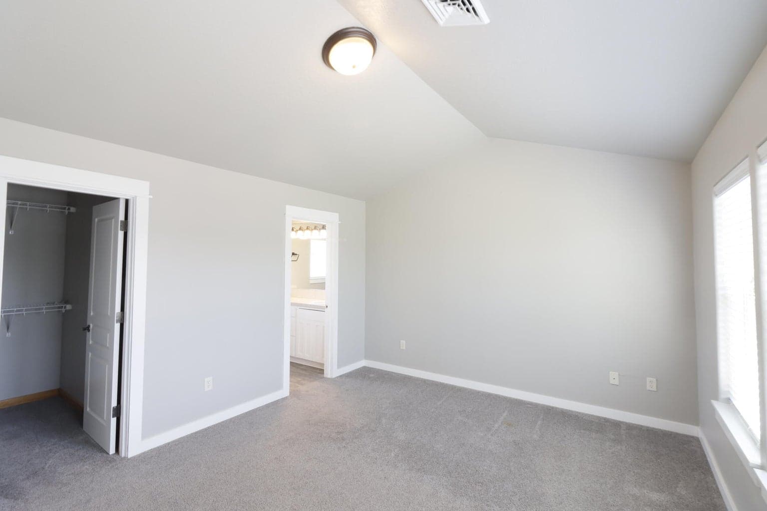 Photo of 1432 NW Spruce Court 9 of 20
