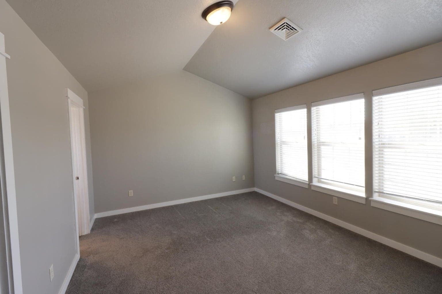 Photo of 1432 NW Spruce Court 8 of 20