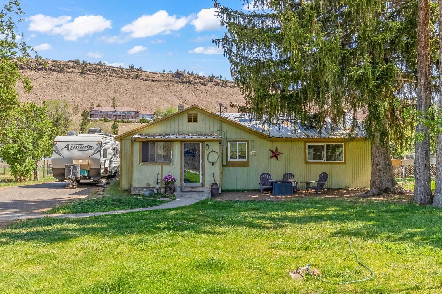 Photo of 2555 Paulina 1 of 37