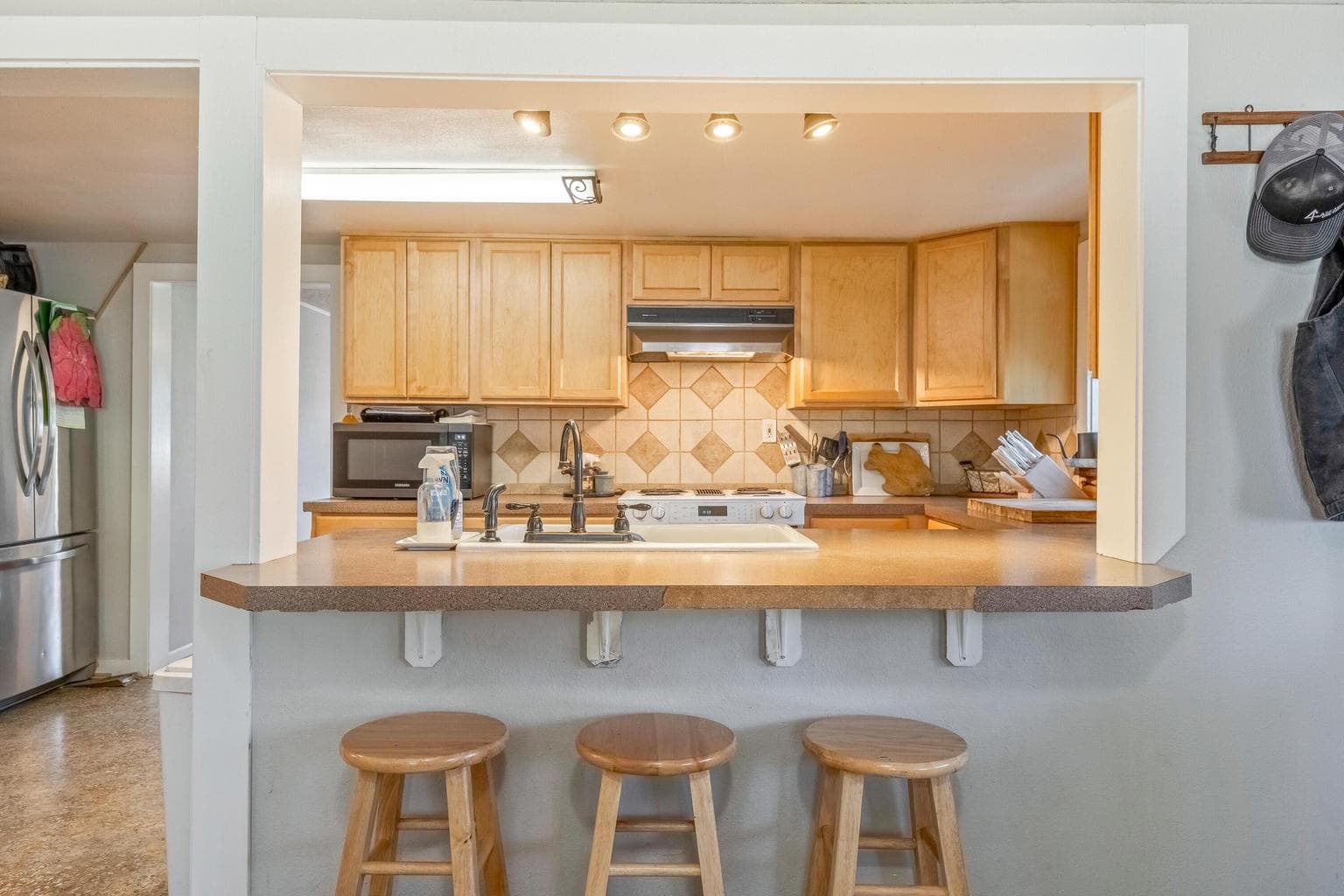 Photo of 2555 Paulina 4 of 37