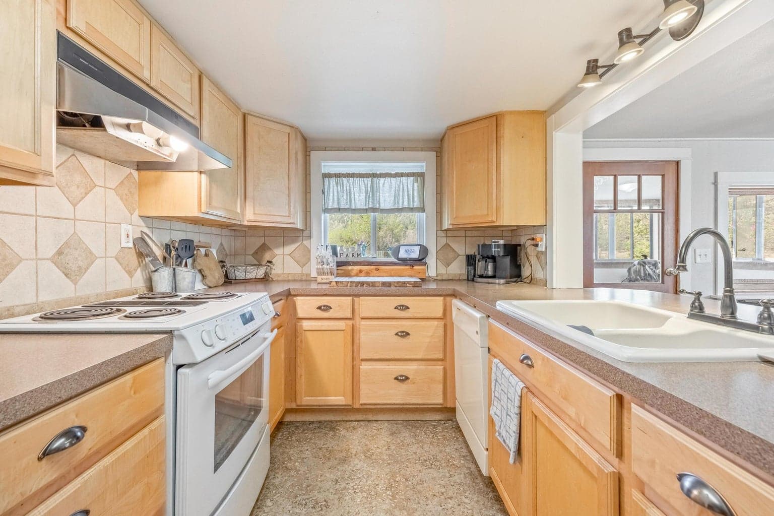 Photo of 2555 Paulina 5 of 37