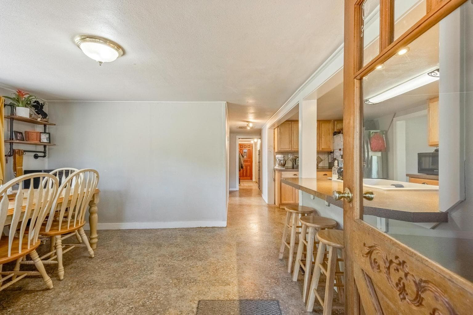 Photo of 2555 Paulina 3 of 37