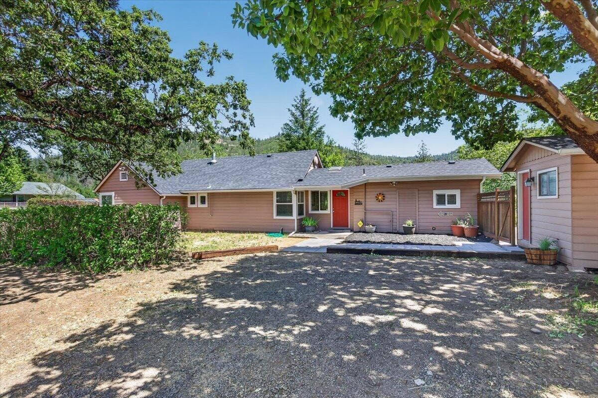 Photo of 125 Hudspeth Lane 2 of 33