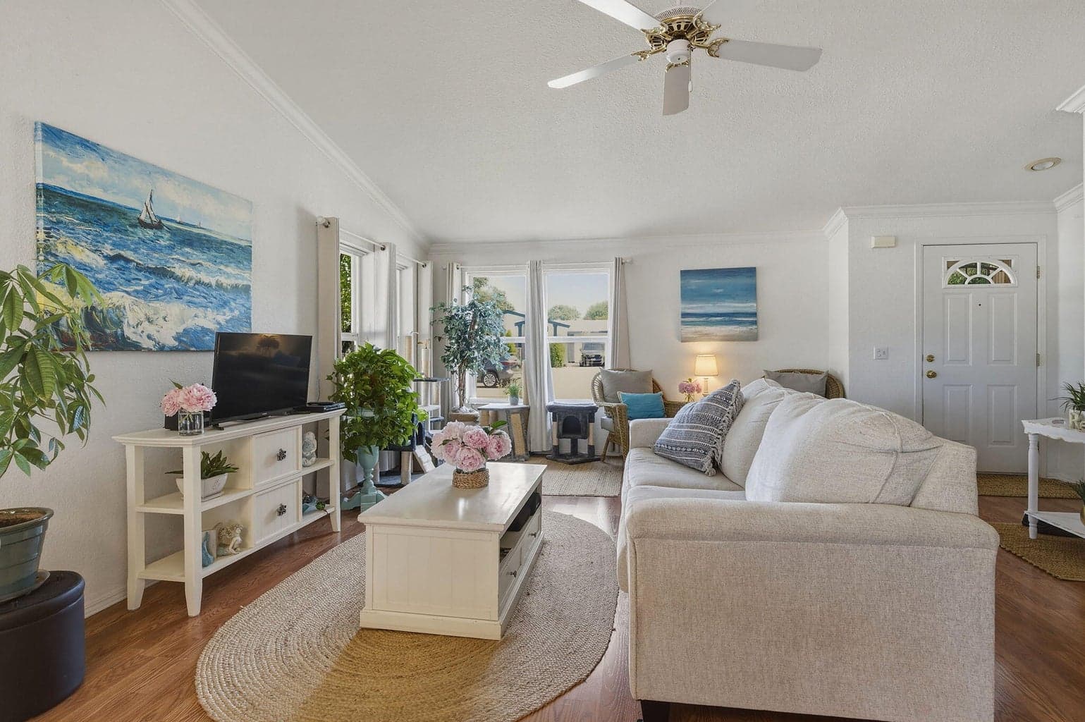 Light and bright great room!