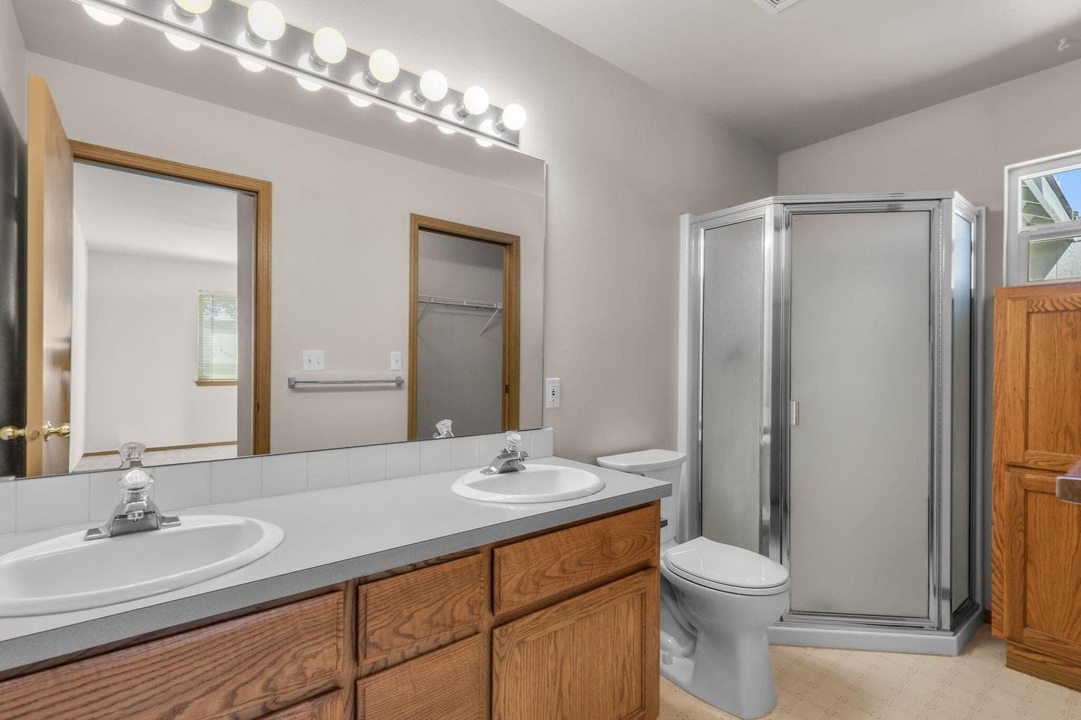 Dual vanities + step in shower.