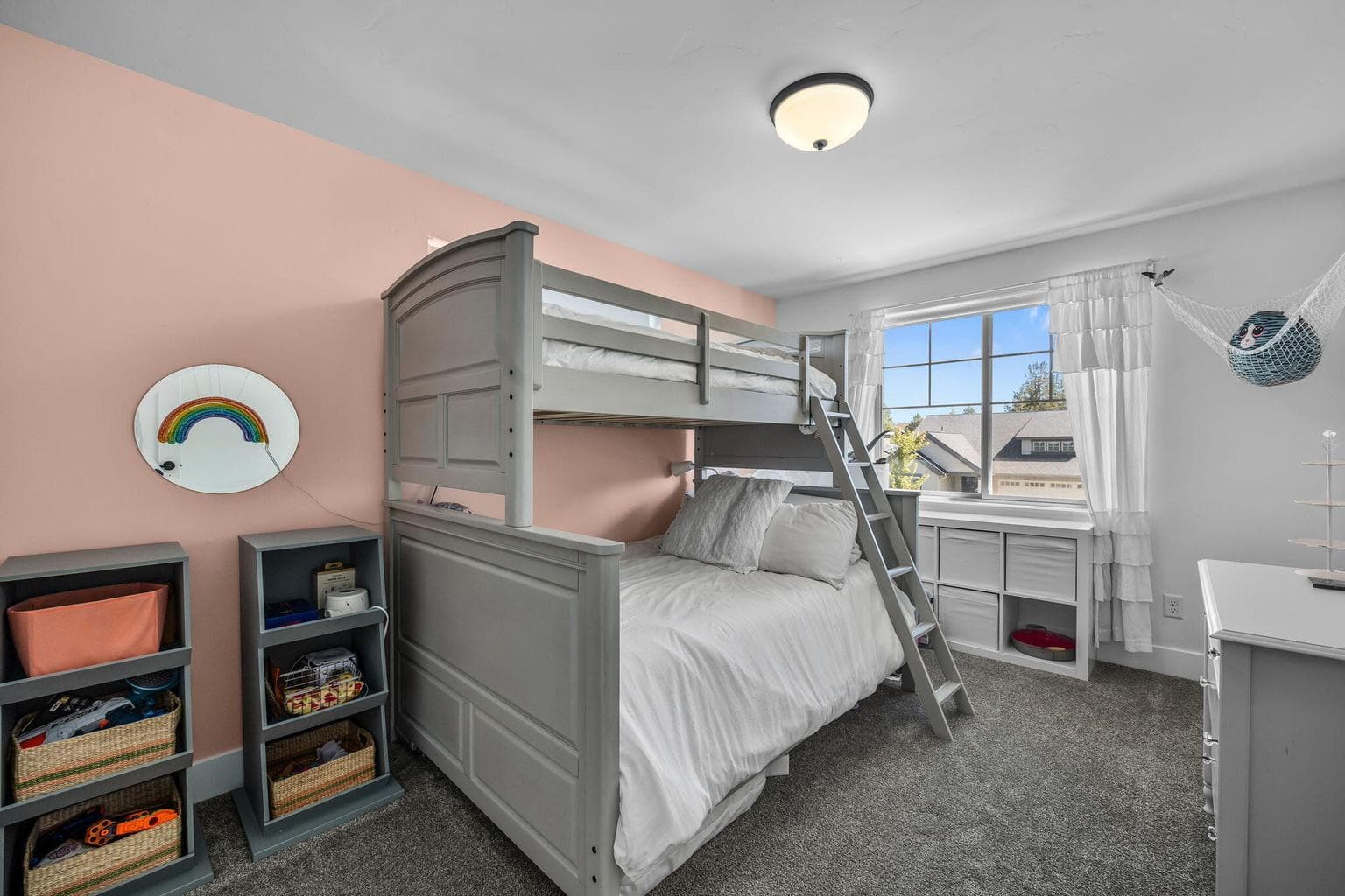 Secondary bedroom.