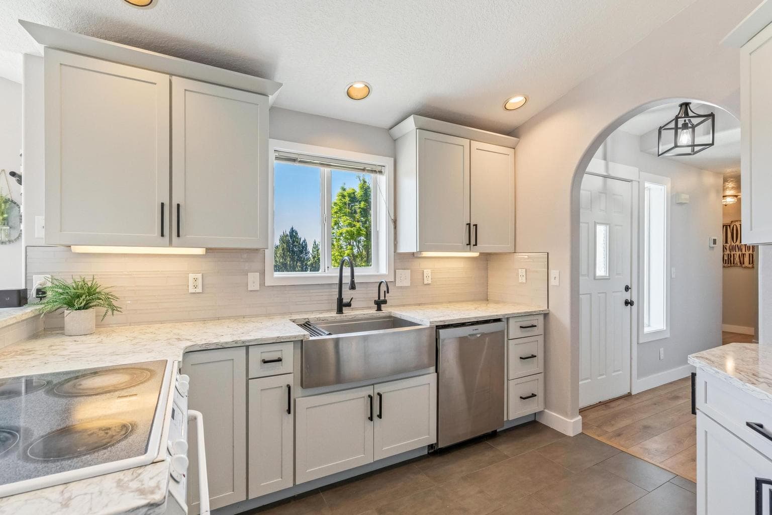 Photo of 1315 NE Mountain Ash Road 7 of 31