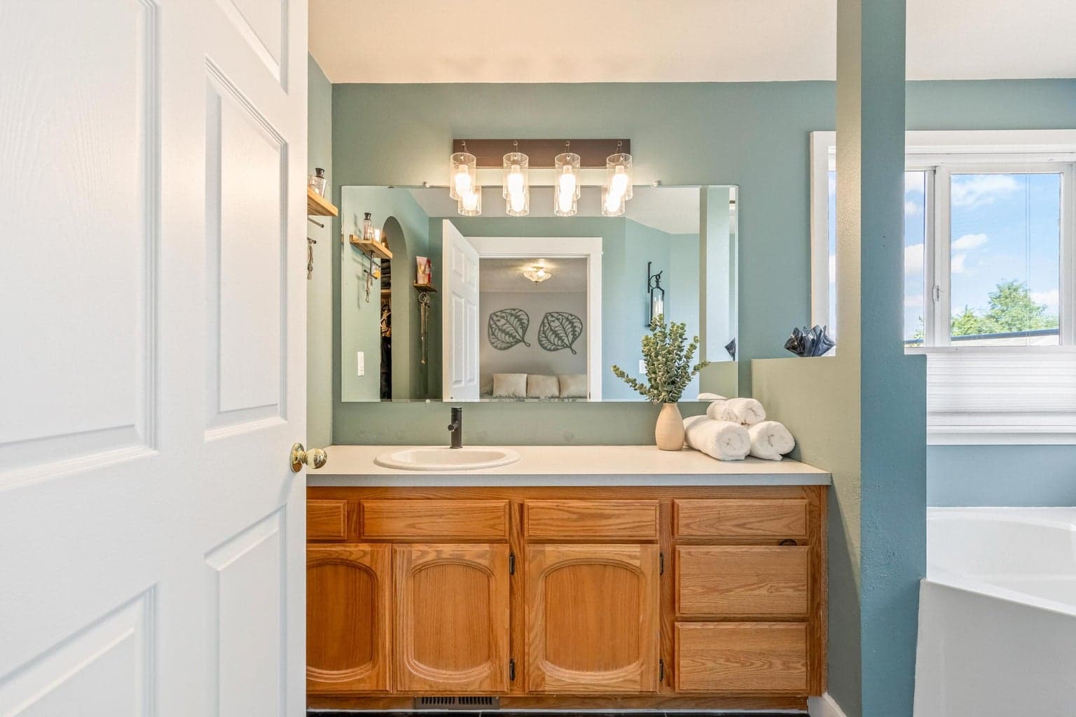 Photo of 1315 NE Mountain Ash Road 13 of 31