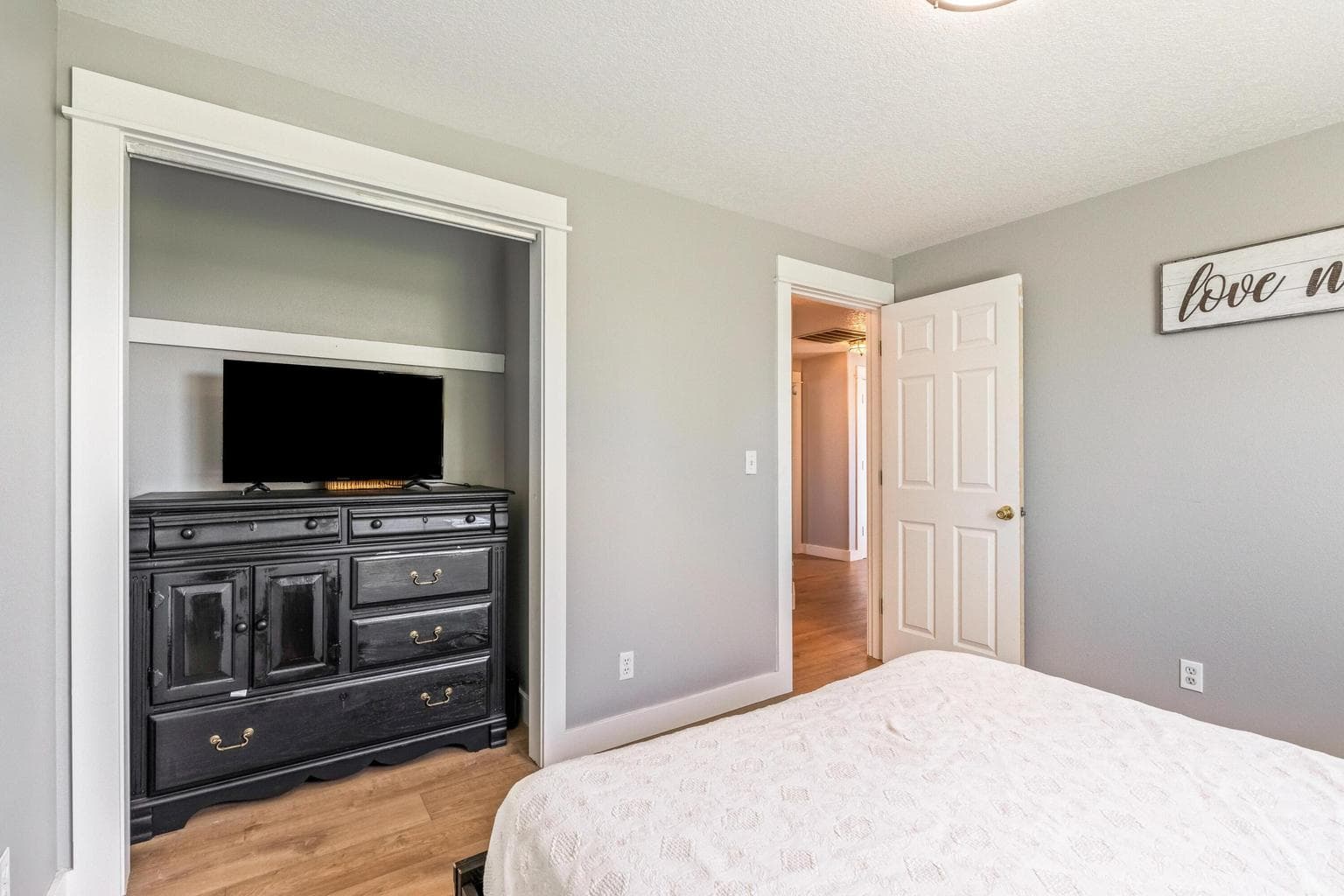 Photo of 1315 NE Mountain Ash Road 17 of 31