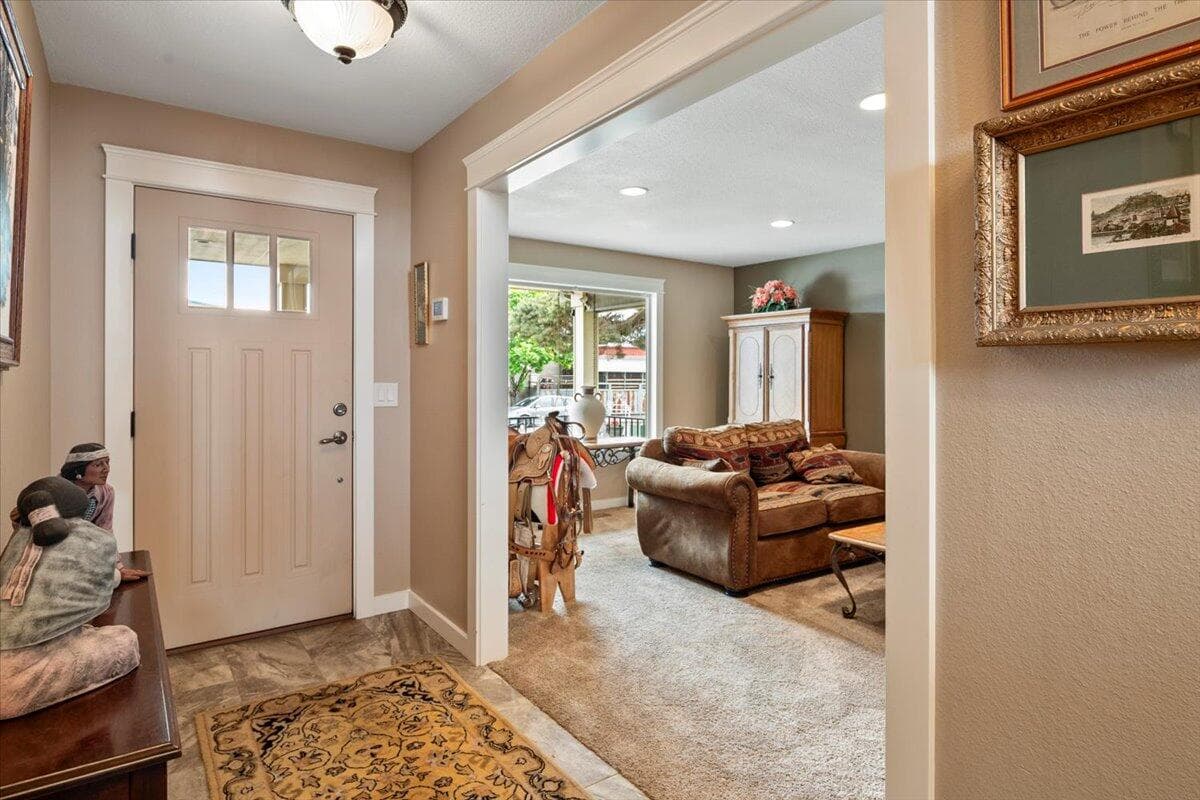 Photo of 1725 SW Parkway Drive 7 of 63