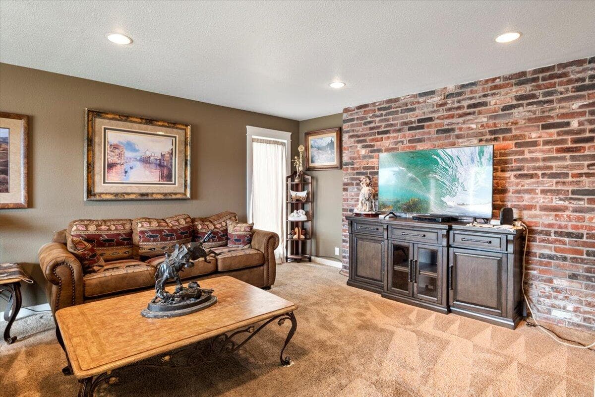 Photo of 1725 SW Parkway Drive 8 of 63