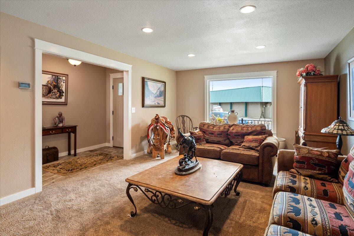 Photo of 1725 SW Parkway Drive 9 of 63
