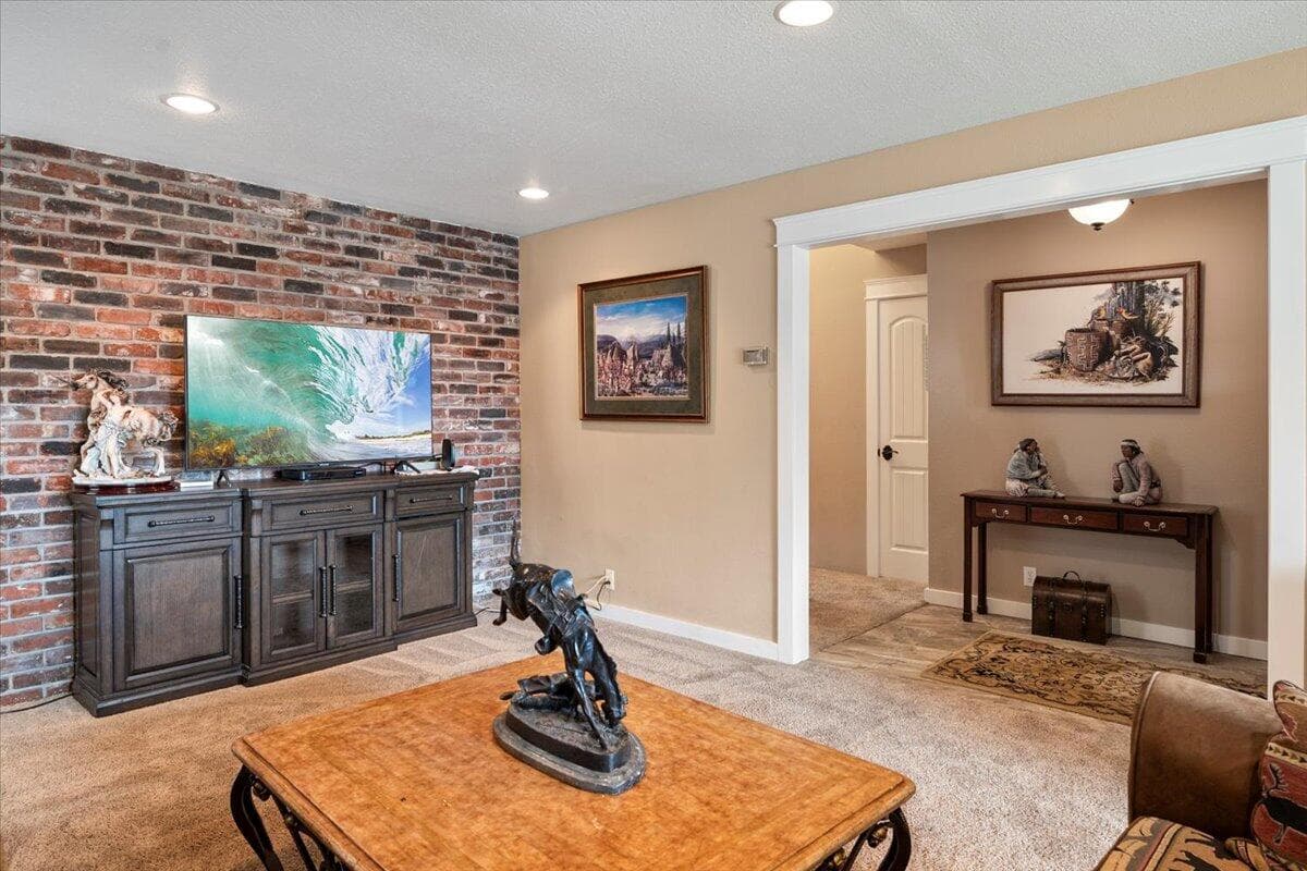 Photo of 1725 SW Parkway Drive 10 of 63