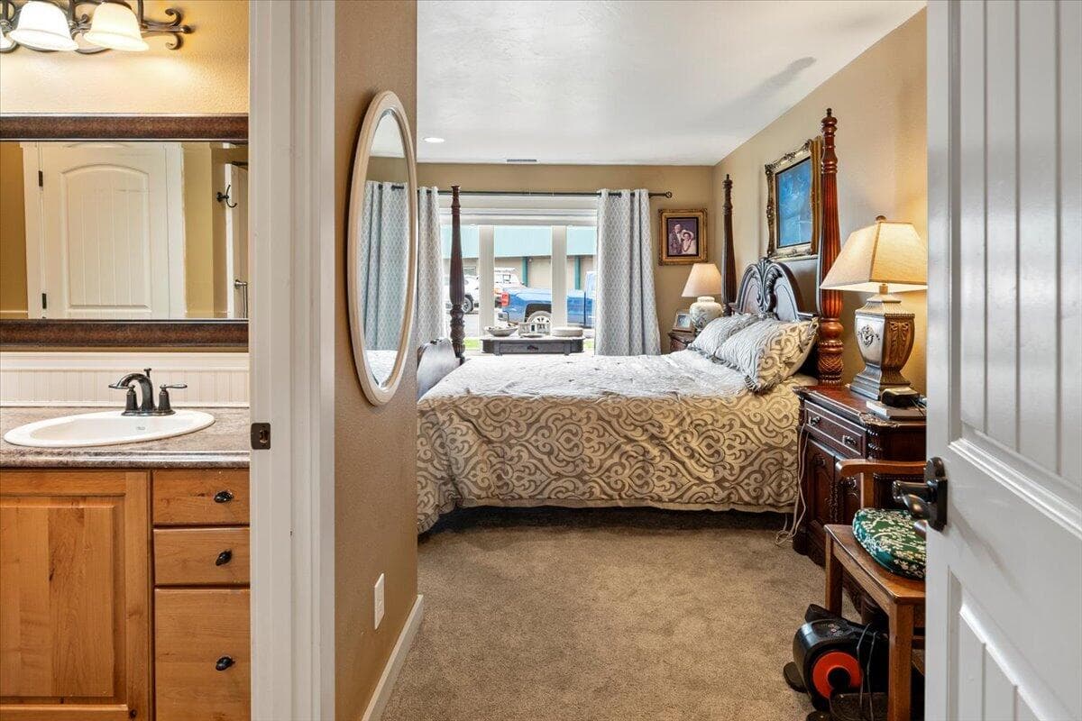 Photo of 1725 SW Parkway Drive 22 of 63