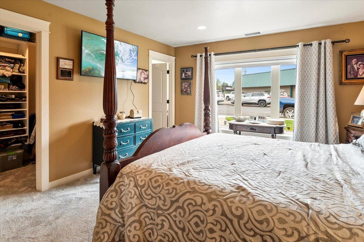 Photo of 1725 SW Parkway Drive 23 of 63