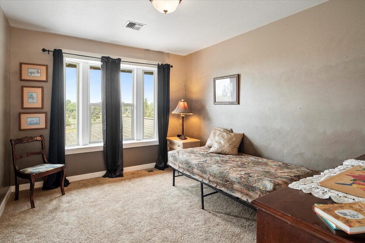 Photo of 1725 SW Parkway Drive 32 of 63