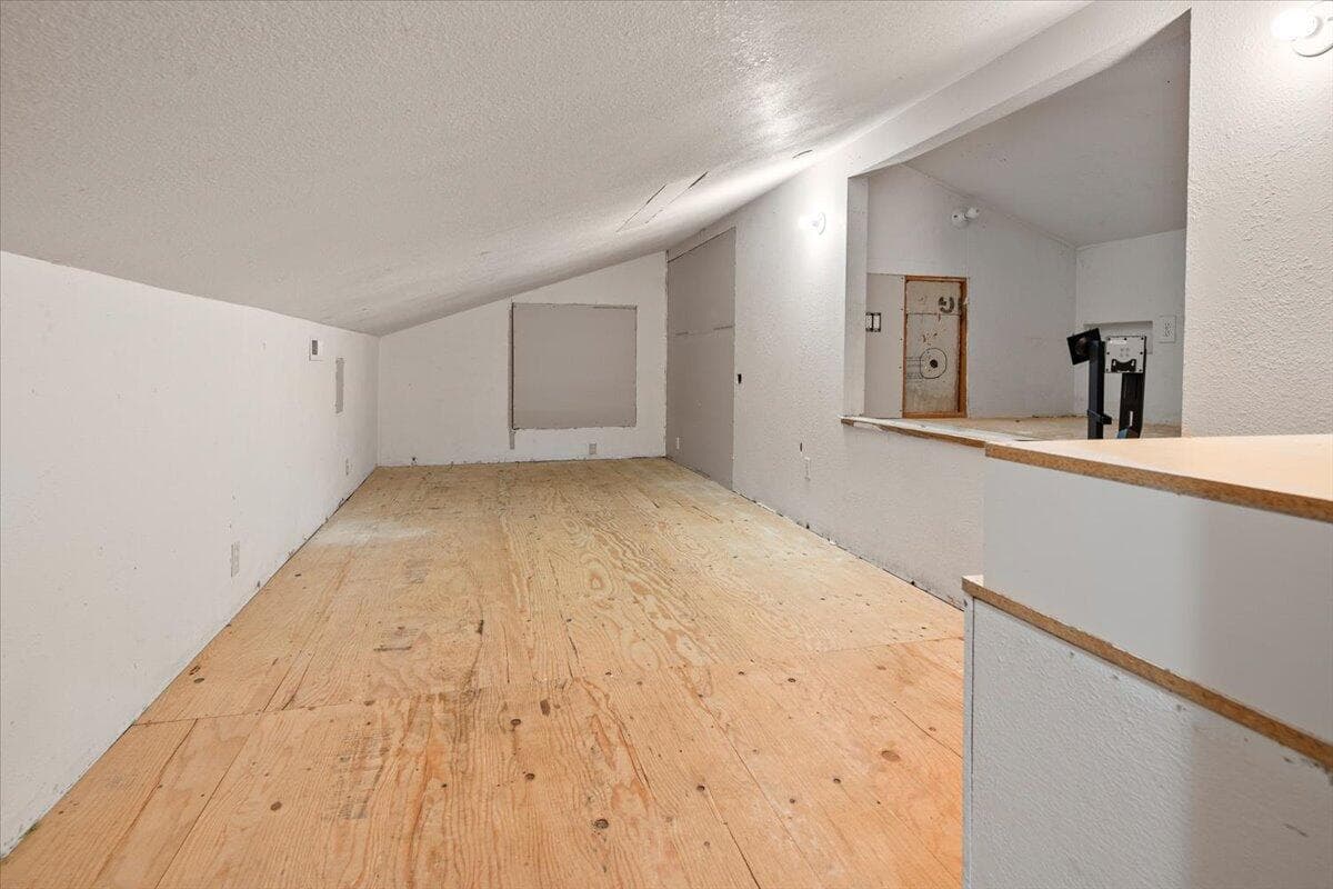 Photo of 1725 SW Parkway Drive 35 of 63