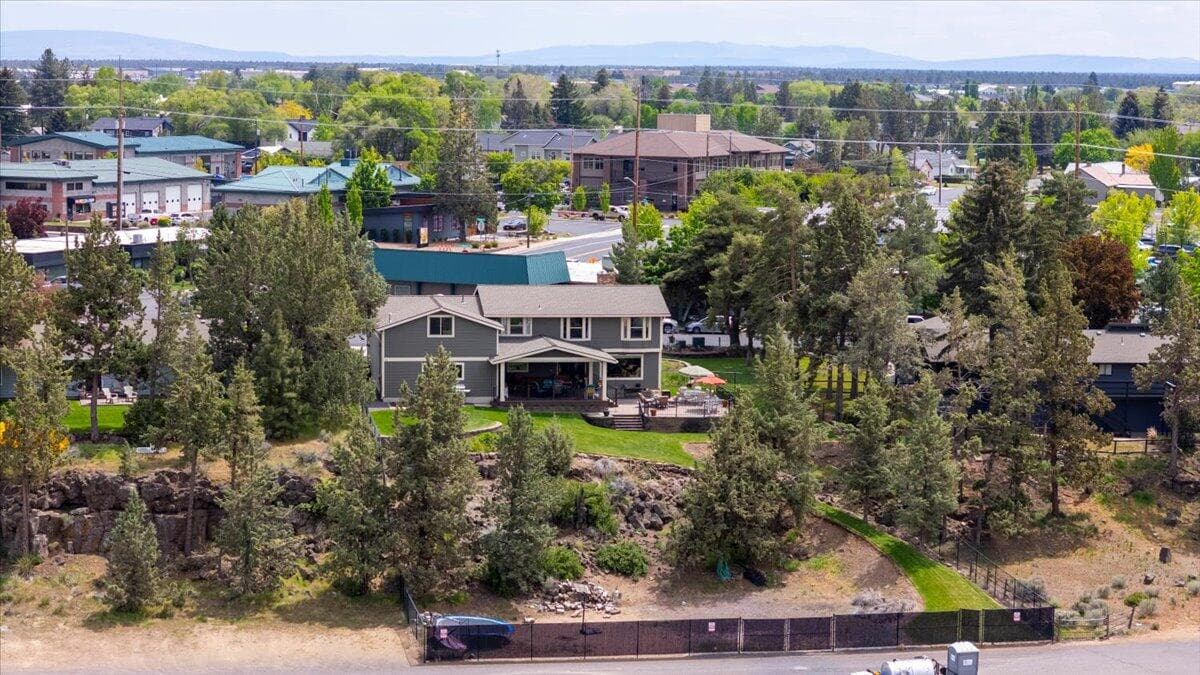 Photo of 1725 SW Parkway Drive 56 of 63
