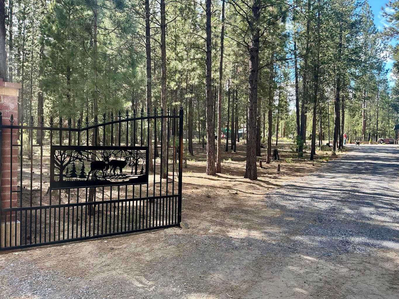 Manual metal gate to driveway
