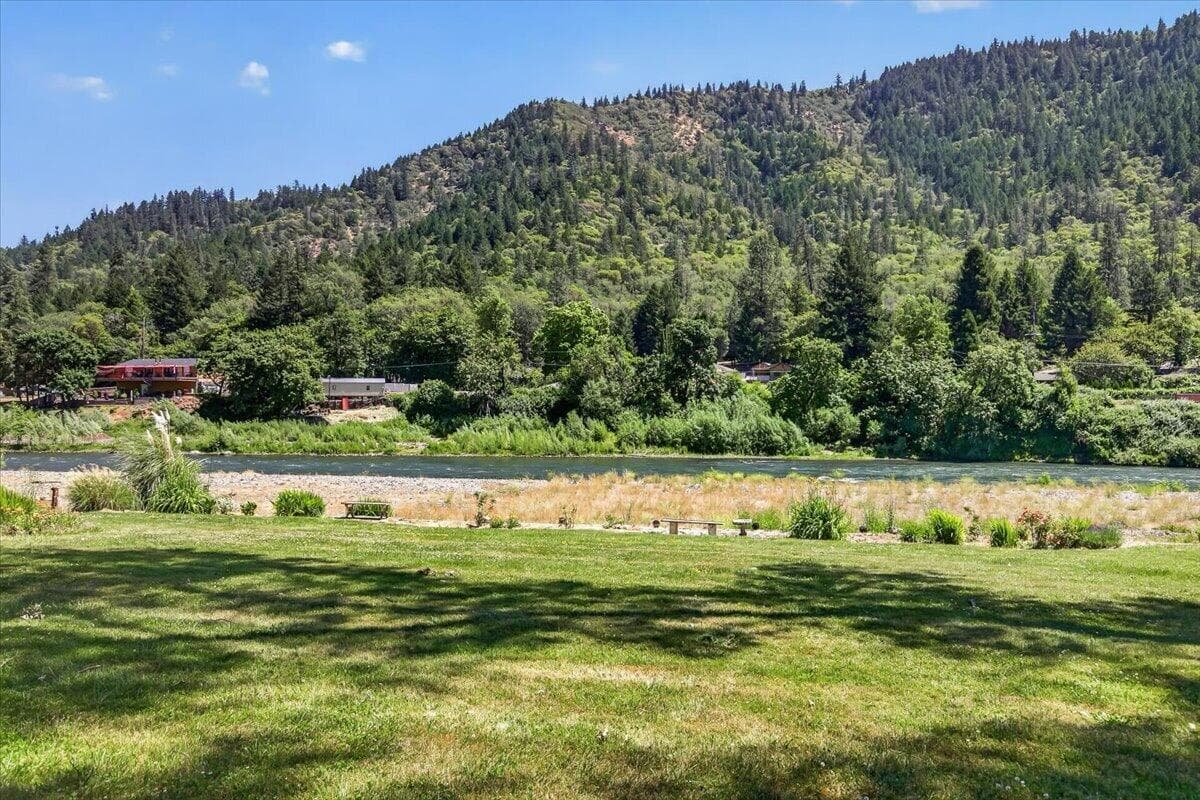 100 Ft of Rogue River Frontage