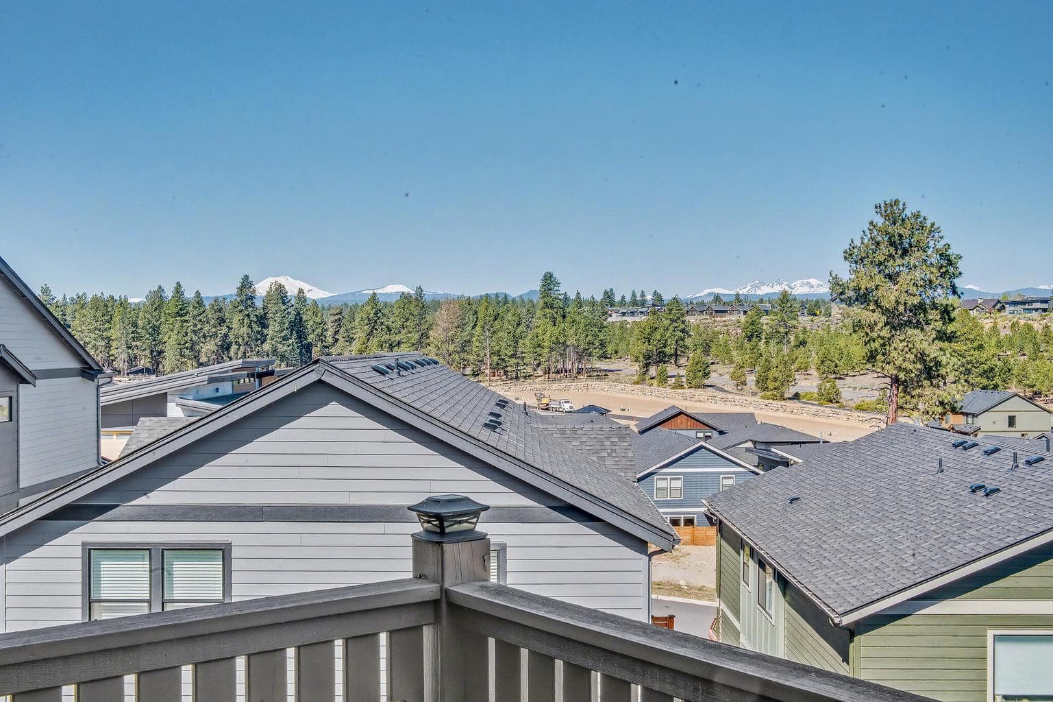 Full Cascade views. Easy access to Deschutes River Trail system.