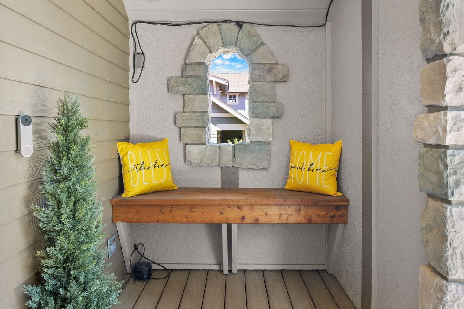 Built-in seating in entry area