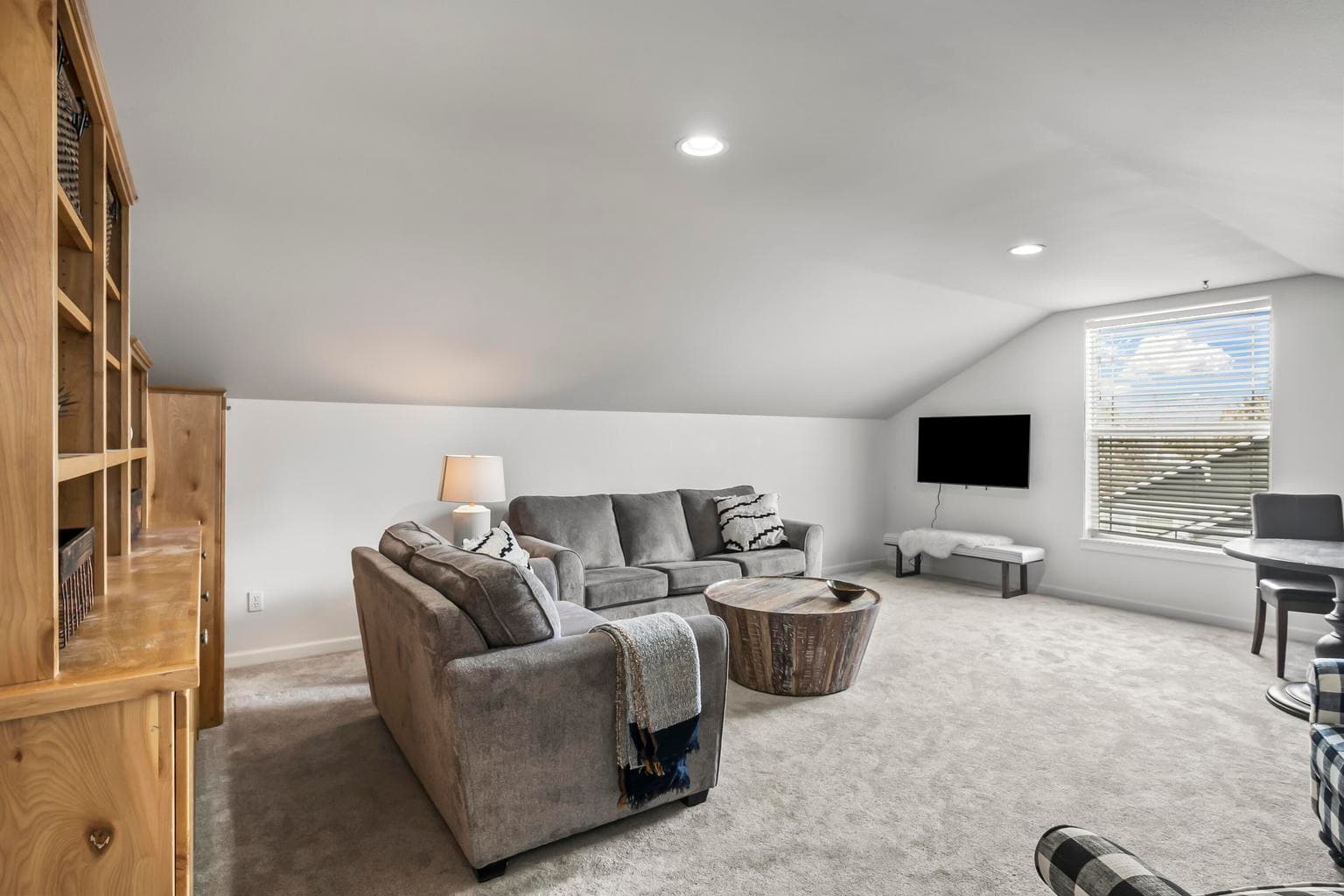 Photo of 21380 Oakview Drive 16 of 46