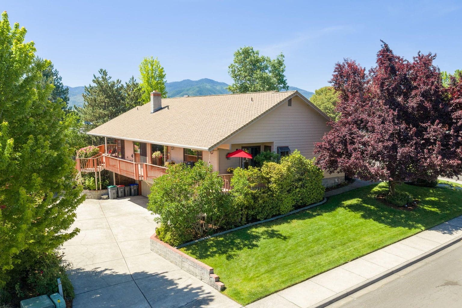 1361 La Loma