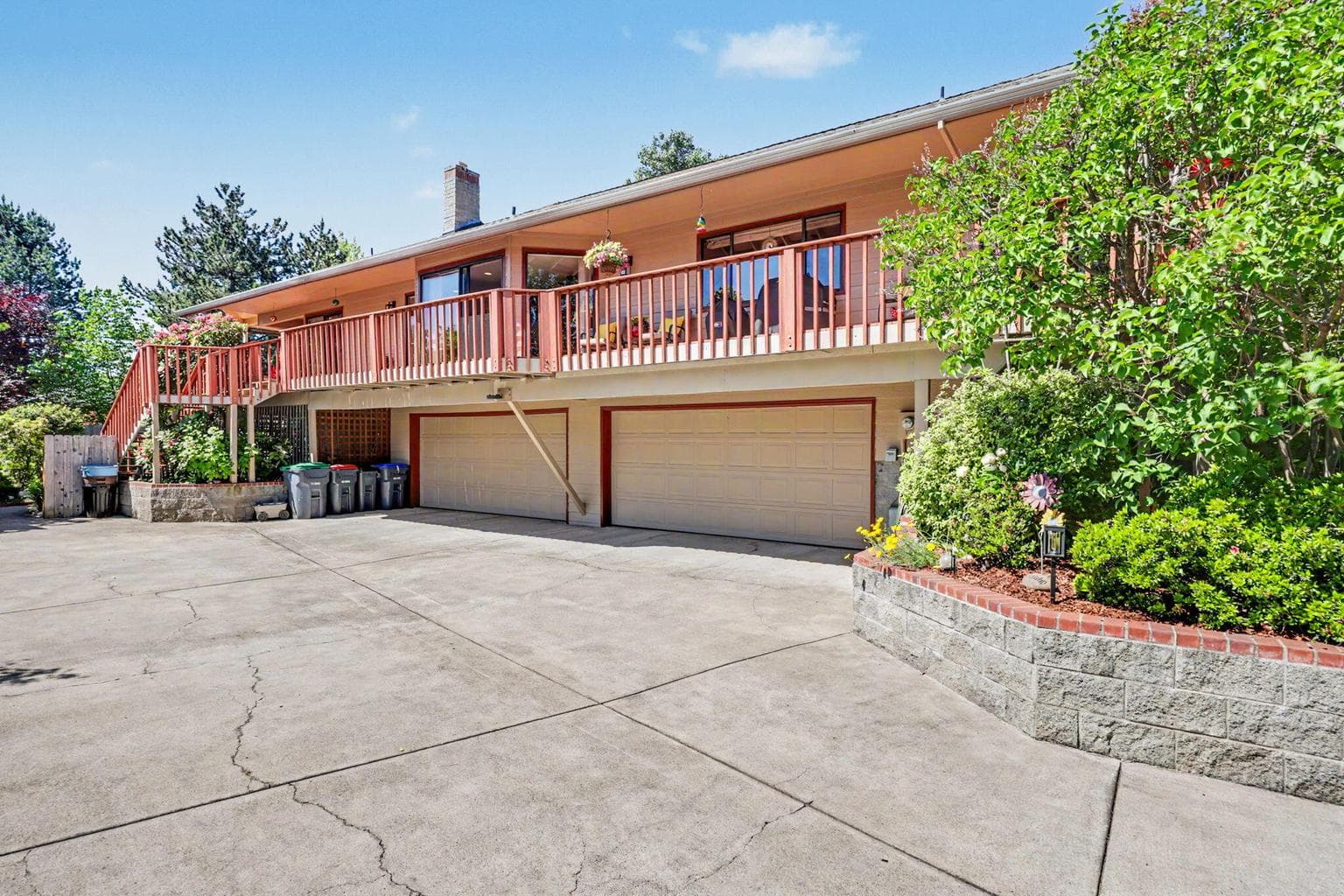 Oversized 4 car garage, 50 amp RV hookup, driveway can accommodate a 34' RV
