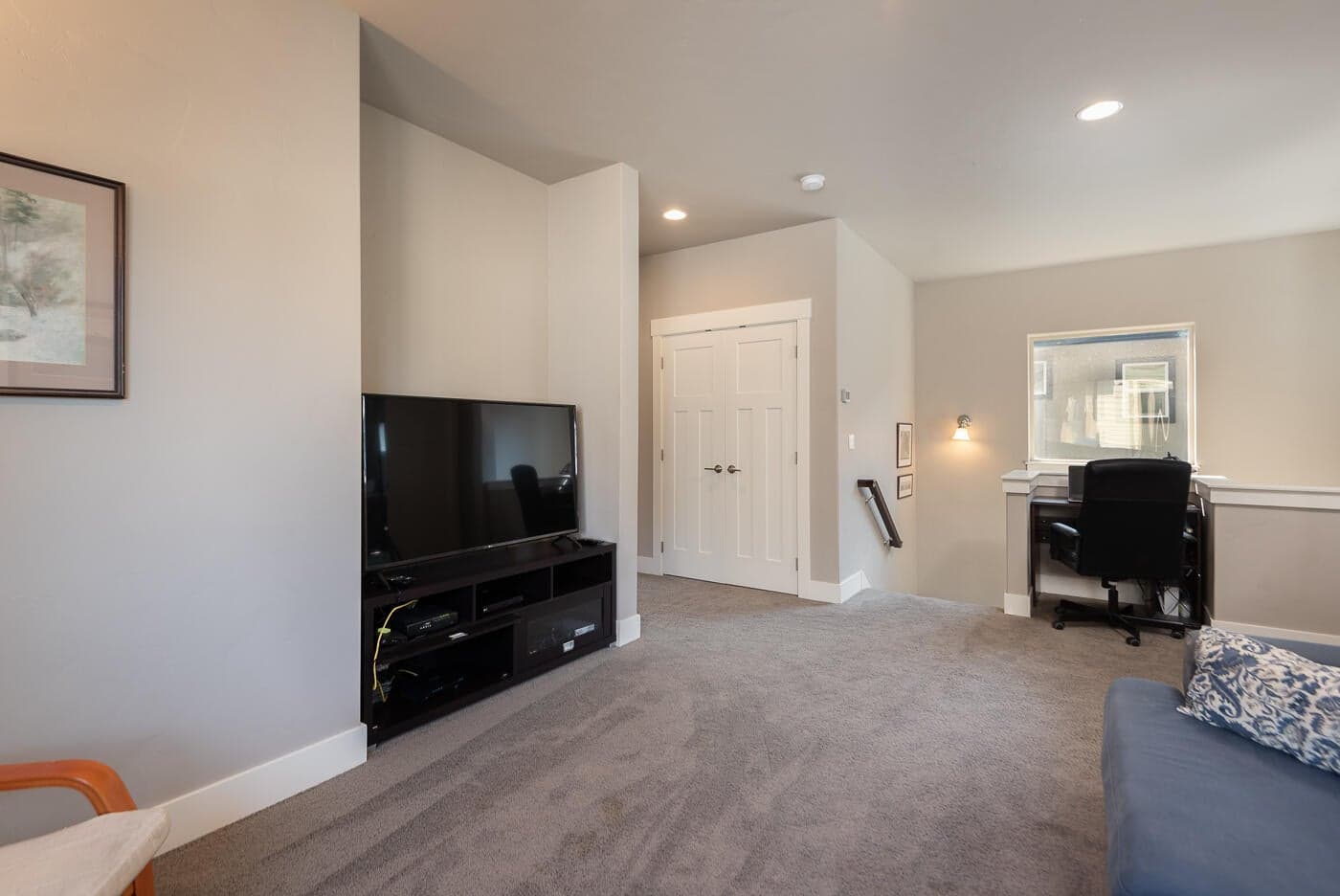 This is a great multi-purpose area with a built-in desk and tv nook.
