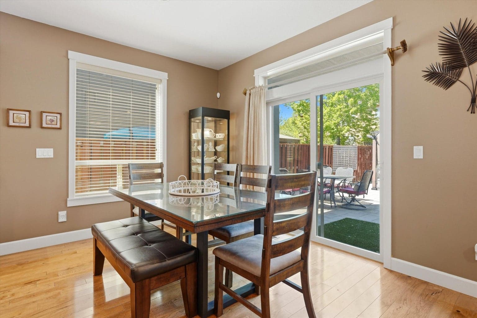 Dining room connecting the indoor and outdoor dining area's