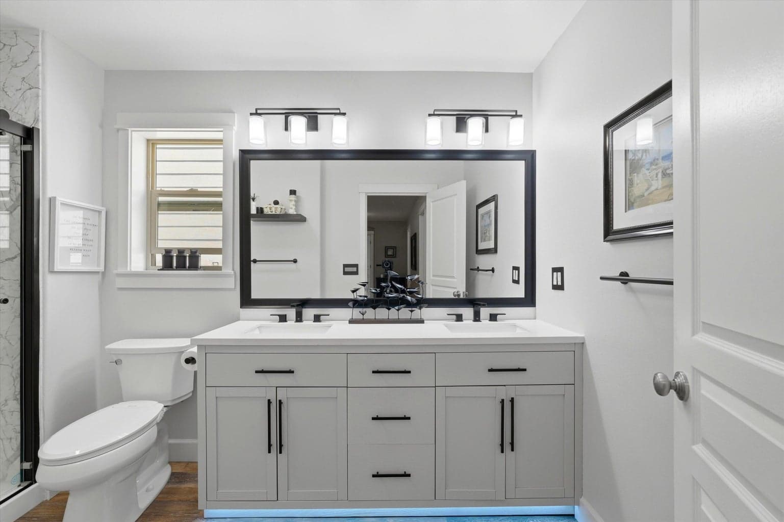 Fully retouched secondary bathroom upstairs