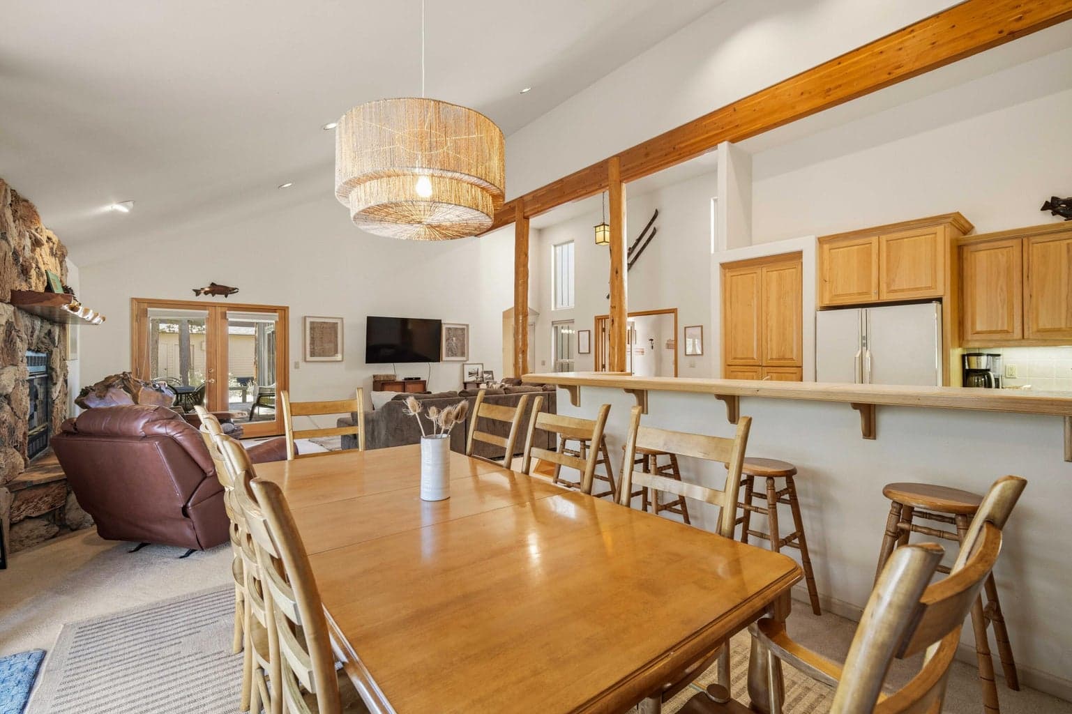 Open dining area with bar seating and great room views, ideal for gathering after a day on Sunriver trails or nearby recreation.