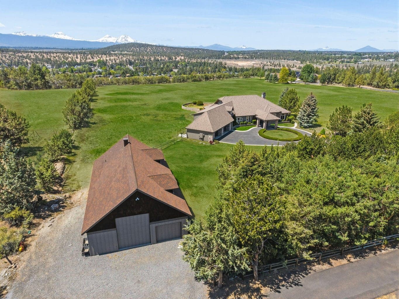 Amazing setting right above downtown Tumalo!